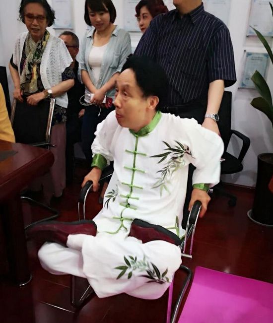 陈红涛教授向罗马尼亚雅西考察团展示传授"中华五环养生长寿功"(图4) 陈红涛教授向罗马尼亚雅西考察团展示传授"中华五环养生长寿功"(图4)