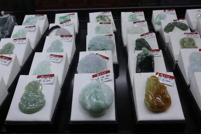 “玉见爱”翡翠和田玉公益惠民2折展销活动仅剩6天(图3) “玉见爱”翡翠和田玉公益惠民2折展销活动仅剩6天(图3)