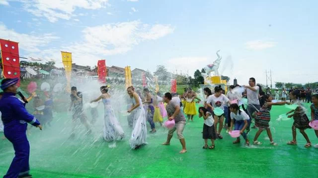陕西白鹿原影视城两周年庆典暨第二届欢乐之夏忙罢会启幕(图3) 陕西白鹿原影视城两周年庆典暨第二届欢乐之夏忙罢会启幕(图3)