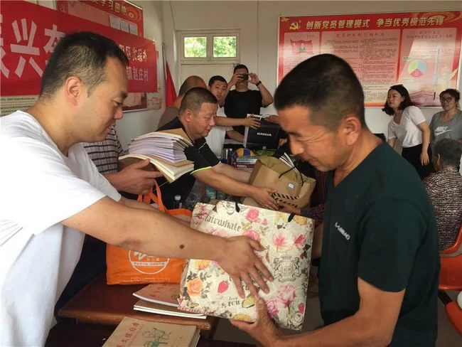 扶贫助学献爱心 乡村振兴奔小康——陕西榆阳区农综办开展主题帮扶活动(图1) 扶贫助学献爱心 乡村振兴奔小康——陕西榆阳区农综办开展主题帮扶活动(图1)