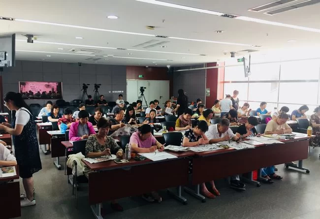 迎“八一”非遗主题讲座作客“石图讲坛”(图1) 迎“八一”非遗主题讲座作客“石图讲坛”(图1)