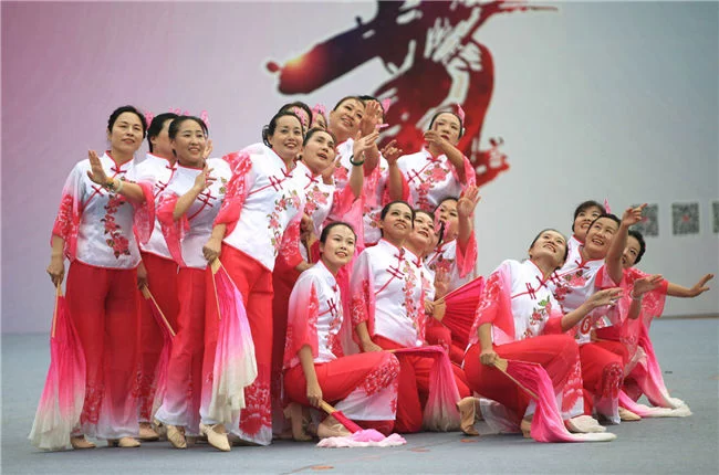 北京市顺义区第三届“牛栏山杯”群众广场舞大赛决赛举办(图2) 北京市顺义区第三届“牛栏山杯”群众广场舞大赛决赛举办(图2)