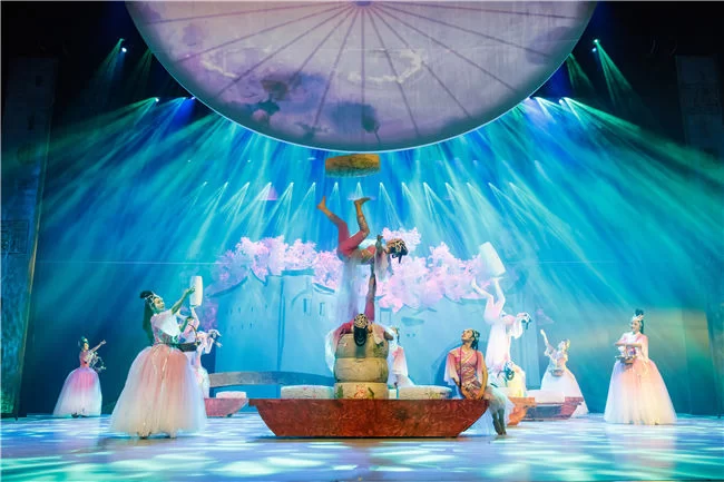 《小桥 流水 人家》:用杂技诠释海上丝路爱情故事(图2) 《小桥 流水 人家》:用杂技诠释海上丝路爱情故事(图2)