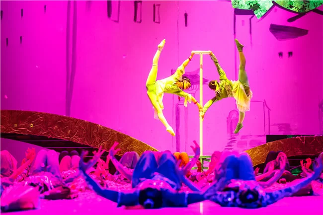 《小桥 流水 人家》:用杂技诠释海上丝路爱情故事(图6) 《小桥 流水 人家》:用杂技诠释海上丝路爱情故事(图6)