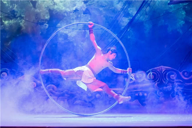 《小桥 流水 人家》:用杂技诠释海上丝路爱情故事(图5) 《小桥 流水 人家》:用杂技诠释海上丝路爱情故事(图5)