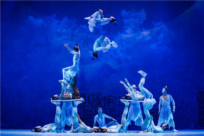 《小桥 流水 人家》:用杂技诠释海上丝路爱情故事(图3) 《小桥 流水 人家》:用杂技诠释海上丝路爱情故事(图3)