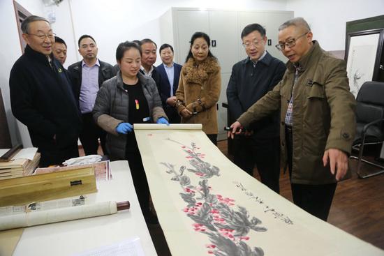 四川省文化和旅游厅首任厅长戴允康一行调研省文化馆、歌舞剧院和曲艺研究院(图2)