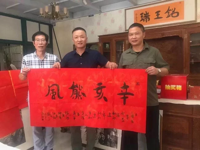 辛亥革命后裔访问团携生态书法访问宝岛台湾(图3) 辛亥革命后裔访问团携生态书法访问宝岛台湾(图3)