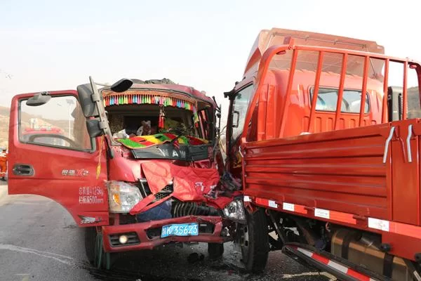 两车肇事,陕西佳县消防大队紧急救援被困人员(图1) 两车肇事,陕西佳县消防大队紧急救援被困人员(图1)