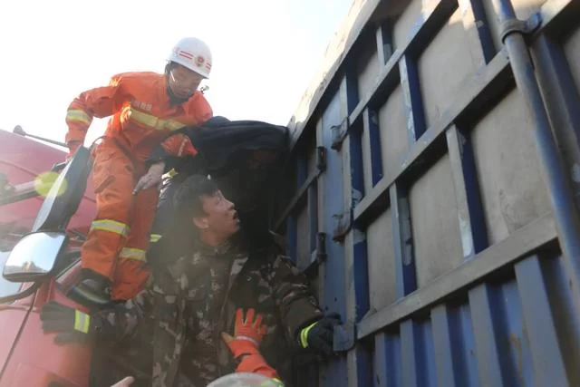 履职尽责, 陕西清涧消防大队紧急救援车祸被困人员(图2) 履职尽责, 陕西清涧消防大队紧急救援车祸被困人员(图2)