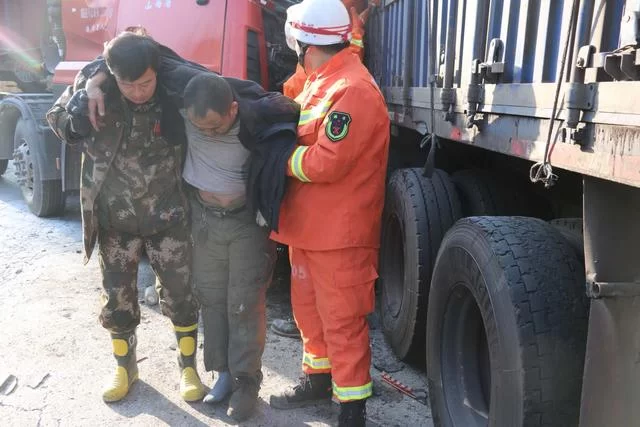 履职尽责, 陕西清涧消防大队紧急救援车祸被困人员(图3) 履职尽责, 陕西清涧消防大队紧急救援车祸被困人员(图3)