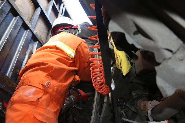 履职尽责, 陕西清涧消防大队紧急救援车祸被困人员(图1) 履职尽责, 陕西清涧消防大队紧急救援车祸被困人员(图1)