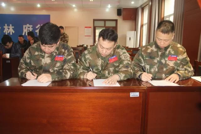 陕西府谷县消防大队召开公开述职述廉大会(图4) 陕西府谷县消防大队召开公开述职述廉大会(图4)