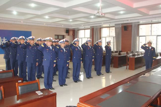 履行新使命、踏上新征程,陕西府谷消防救援大队举行授衔和换装仪式(图2) 履行新使命、踏上新征程,陕西府谷消防救援大队举行授衔和换装仪式(图2)