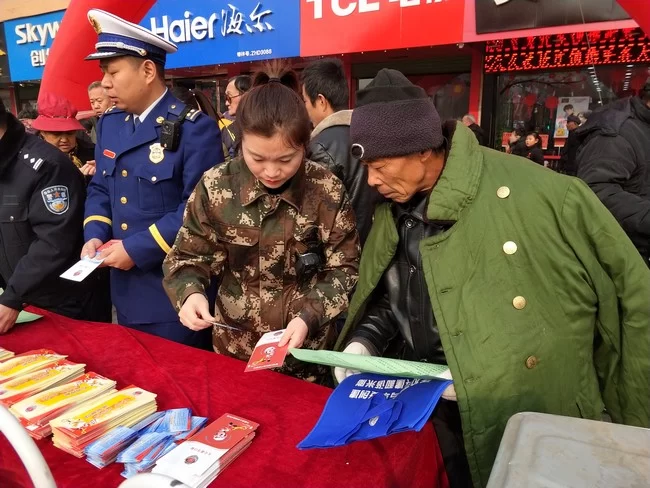 陕西米脂消防大队借“110宣传活动”契机,大力开展消防宣传活动(图3) 陕西米脂消防大队借“110宣传活动”契机,大力开展消防宣传活动(图3)