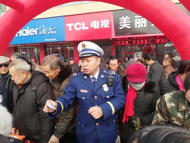 陕西米脂消防大队借“110宣传活动”契机,大力开展消防宣传活动(图2) 陕西米脂消防大队借“110宣传活动”契机,大力开展消防宣传活动(图2)