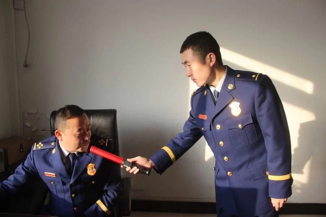 陕西米脂消防大队开展“从严管酒治酒”专项活动(图3) 陕西米脂消防大队开展“从严管酒治酒”专项活动(图3)