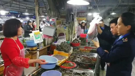 海鲜摊缺斤短两被挂“巨型黄牌”警告，摊主表情亮了(图2)