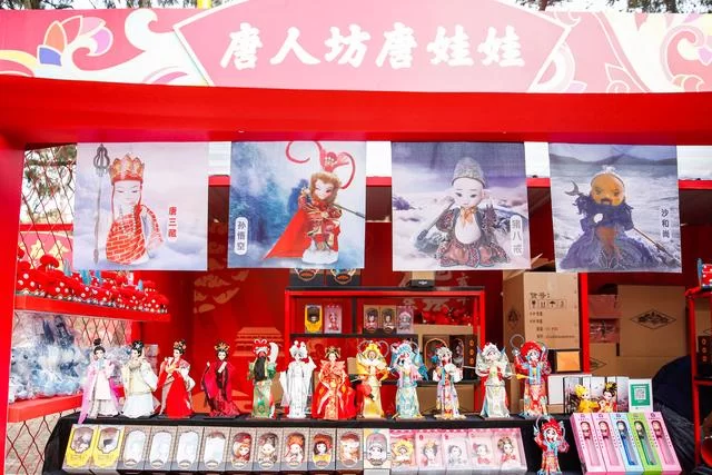 国礼唐娃娃来袭 萌翻地坛众游客(图2) 国礼唐娃娃来袭 萌翻地坛众游客(图2)