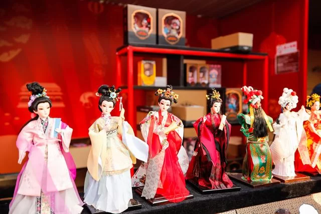 国礼唐娃娃来袭 萌翻地坛众游客(图3) 国礼唐娃娃来袭 萌翻地坛众游客(图3)