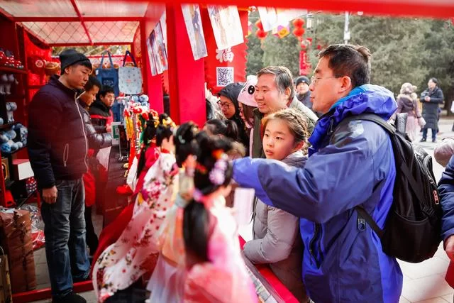 国礼唐娃娃来袭 萌翻地坛众游客(图5) 国礼唐娃娃来袭 萌翻地坛众游客(图5)