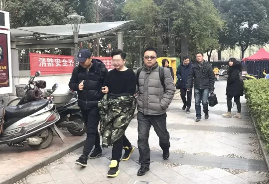 90后小夫妻竟成“网络黑社会”!办41家网站靠勒索年入百万(图1) 90后小夫妻竟成“网络黑社会”!办41家网站靠勒索年入百万(图1)