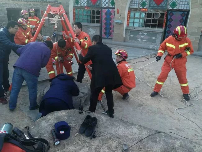 六旬老人掉落水井,消防救援显身手(图3) 六旬老人掉落水井,消防救援显身手(图3)