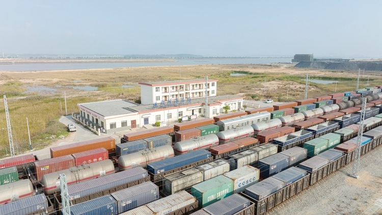 西部陆海新通道铁海联运发送货物同比增幅64.8%(图5)