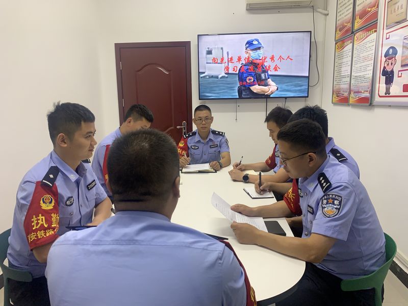 以榜样之光 照亮前行之路(图1)