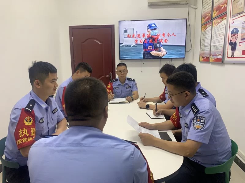 以榜样之光 照亮前行之路(图1) 以榜样之光 照亮前行之路(图1)