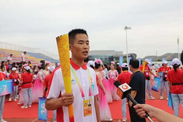 陕西榆林市消防救援支队霍英杰圆满完成陕西省第十七届运动会火炬传递任务(图3) 陕西榆林市消防救援支队霍英杰圆满完成陕西省第十七届运动会火炬传递任务(图3)