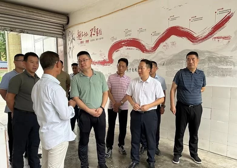 省退役军人事务厅领导走访慰问青神县退役军人代表张仲安