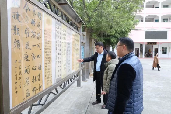 “共同体八桂行·柳州站”全媒体采访行动暨广西民族报社签约作家座谈会在柳州圆满举行(图8) “共同体八桂行·柳州站”全媒体采访行动暨广西民族报社签约作家座谈会在柳州圆满举行(图8)