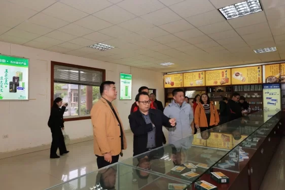 “共同体八桂行·柳州站”全媒体采访行动暨广西民族报社签约作家座谈会在柳州圆满举行(图12) “共同体八桂行·柳州站”全媒体采访行动暨广西民族报社签约作家座谈会在柳州圆满举行(图12)