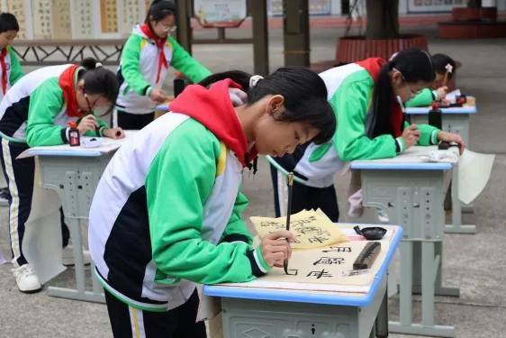 “共同体八桂行·柳州站”全媒体采访行动暨广西民族报社签约作家座谈会在柳州圆满举行(图18) “共同体八桂行·柳州站”全媒体采访行动暨广西民族报社签约作家座谈会在柳州圆满举行(图18)