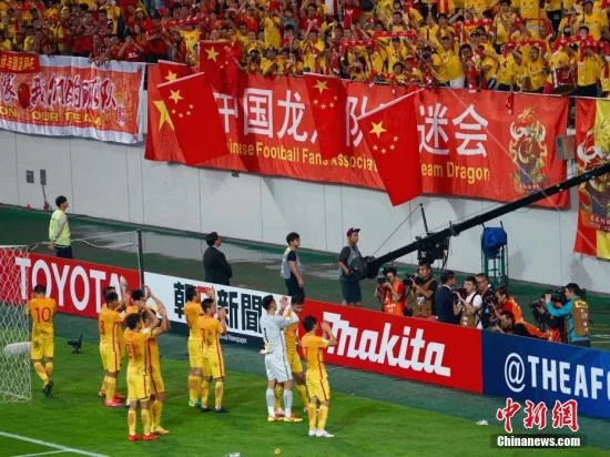 韩国当地时间9月1日20时,2018年俄罗斯世界杯预选赛亚洲区12强赛展开争夺,中国队首战客场2-3惜败韩国。图为赛后中国队球员向现场中国球迷致谢。<a target='_blank' data-cke-saved-href='http://www.chinanews.com/' href='http://www.chinanews.com/'>中新社</a>记者 吴旭 摄 国足战伊朗迎12强赛首个主场 以逸待劳拼亚洲第一(图1)
