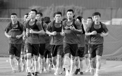 众国脚对阵伊朗前表情严肃少笑容 高洪波力争胜(图1) 众国脚对阵伊朗前表情严肃少笑容 高洪波力争胜(图1)