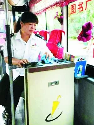 长春一公交车推出伞套机服务 乘客赞赏有加(图)(图1) 长春一公交车推出伞套机服务 乘客赞赏有加(图)(图1)