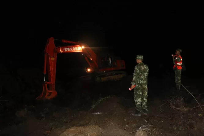 四川北川陈家坝山体塌方 武警交通部队连夜抢险(图1) 四川北川陈家坝山体塌方 武警交通部队连夜抢险(图1)