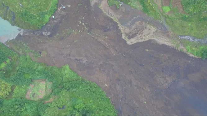 四川北川陈家坝山体塌方 武警交通部队连夜抢险(图2) 四川北川陈家坝山体塌方 武警交通部队连夜抢险(图2)