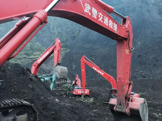 四川北川陈家坝山体塌方 武警交通部队连夜抢险(图3) 四川北川陈家坝山体塌方 武警交通部队连夜抢险(图3)