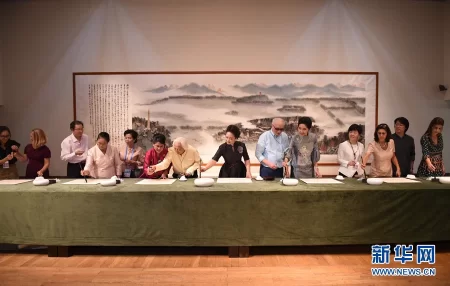彭丽媛同二十国集团外方代表团团长夫人参观中国美术学院(图1) 彭丽媛同二十国集团外方代表团团长夫人参观中国美术学院(图1)