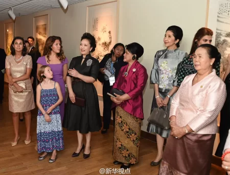 彭丽媛同二十国集团外方代表团团长夫人参观中国美术学院(图2) 彭丽媛同二十国集团外方代表团团长夫人参观中国美术学院(图2)