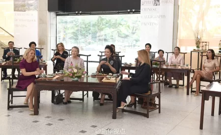 彭丽媛同二十国集团外方代表团团长夫人参观中国美术学院(图4) 彭丽媛同二十国集团外方代表团团长夫人参观中国美术学院(图4)