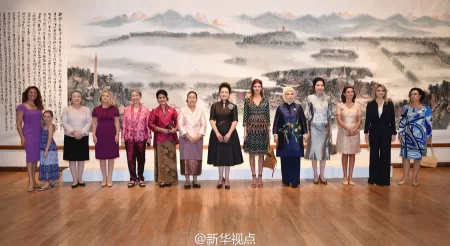 彭丽媛同二十国集团外方代表团团长夫人参观中国美术学院(图5) 彭丽媛同二十国集团外方代表团团长夫人参观中国美术学院(图5)