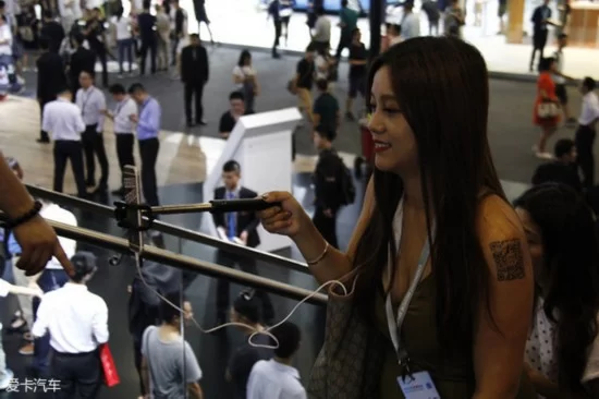 直播火了网红还会少么 车展直播大盘点(图3) 直播火了网红还会少么 车展直播大盘点(图3)