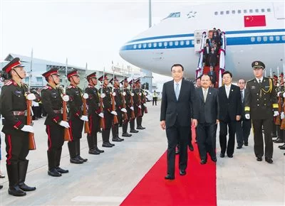 李克强抵达万象出席东亚合作领导人系列会议(图1) 李克强抵达万象出席东亚合作领导人系列会议(图1)