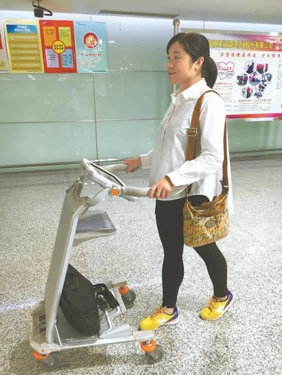 双流机场推出智能手推车 看着电影就到了登机口(图2) 双流机场推出智能手推车 看着电影就到了登机口(图2)