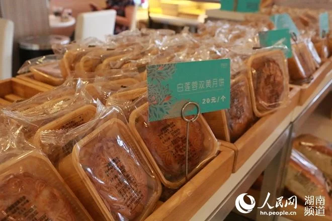 新国标后首个中秋节 长沙市场月饼换上新包装(图1) 新国标后首个中秋节 长沙市场月饼换上新包装(图1)
