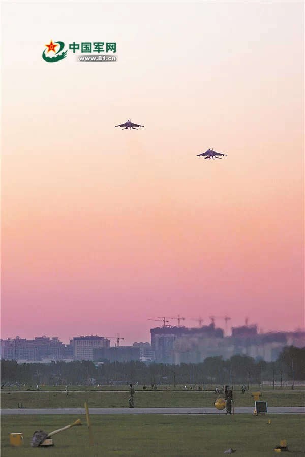 看女飞行员与“飞豹”决战云海(图)(图1) 看女飞行员与“飞豹”决战云海(图)(图1)